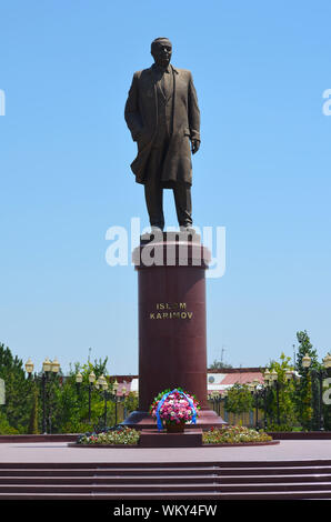 Ritardo righello Uzbekistan Islam Karimov (considerato da molti come un dittatore crudele) memorial statua in Samarcanda, Uzbekistan Foto Stock