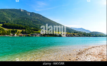 Splendida vista su Sankt Wolfgang im Salzkammergut sulle montagne delle Alpi, il lago Wolfgangsee, cielo blu. Salisburgo, Austria Foto Stock