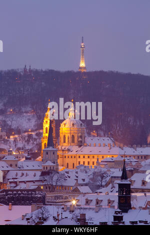 Repubblica ceca, Praga - st. nicolaus chiesa a mala strana in inverno Foto Stock