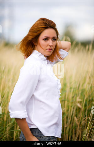 Rilassata redhead donna trascorrere tempo all'aperto Foto Stock
