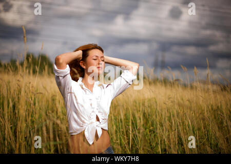 Rilassata redhead donna trascorrere tempo all'aperto Foto Stock