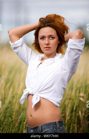 Rilassata redhead donna trascorrere tempo all'aperto Foto Stock