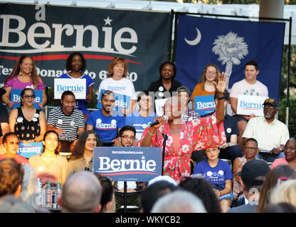 Nina Turner, nazionali di co-presidente di Bernie Sanders's 2020 campagna presidenziale introduce lui durante il suo cambiamento climatico municipio di crisi in Myrtle Beach Foto Stock