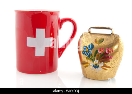 La Svizzera con la Red mug e campana di vacca con fiori Foto Stock