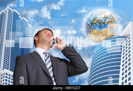 Imprenditore parlando al telefono. Grattacieli e terra con rettangoli trasparenti. Elemento di questa immagine fornita dalla NASA Foto Stock