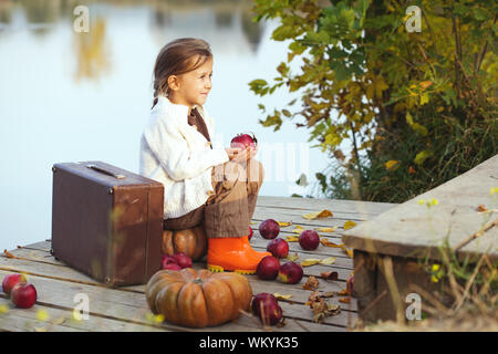 Carino bambino in autunno Foto Stock