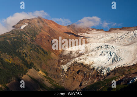 Un ghiacciaio su Mt. Baker parte della gamma a cascata nel tardo pomeriggio appena prima del tramonto. Foto Stock