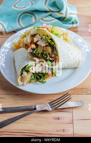 Hawaiian pollo BBQ wrap con ananas e lato di insalata di maccheroni Foto Stock