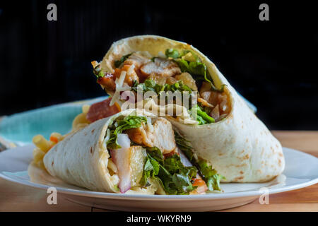 Hawaiian pollo BBQ wrap con ananas e lato di insalata di maccheroni Foto Stock