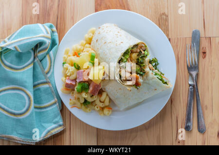 Hawaiian pollo BBQ wrap con ananas e lato di insalata di maccheroni Foto Stock