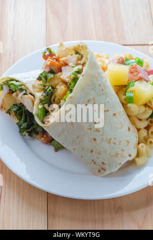 Hawaiian pollo BBQ wrap con ananas e lato di insalata di maccheroni Foto Stock