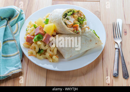 Hawaiian pollo BBQ wrap con ananas e lato di insalata di maccheroni Foto Stock