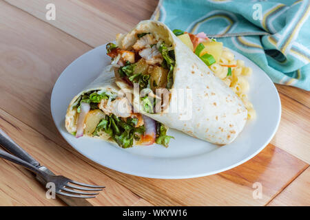 Hawaiian pollo BBQ wrap con ananas e lato di insalata di maccheroni Foto Stock