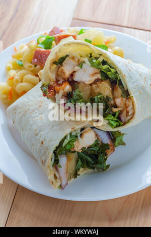 Hawaiian pollo BBQ wrap con ananas e lato di insalata di maccheroni Foto Stock