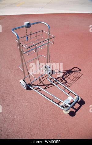 Lonely carrello portabagagli al di fuori dell'aeroporto di Lione Foto Stock