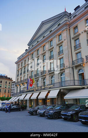 Ginevra, Svizzera -24 Giu 2019- Vista del Luxury Four Seasons Hotel des Bergues, un caratteristico edificio fronte mare sul lago di Ginevra in Svizzera Foto Stock