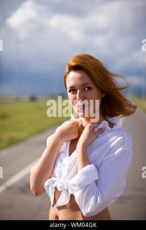 Rilassata redhead donna trascorrere tempo all'aperto Foto Stock