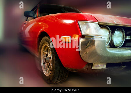 Retrò auto è accelerando in dinamica veloce Foto Stock