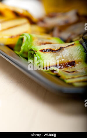 Grigliata di verdure assortite conditi con olio extra vergine di oliva Foto Stock