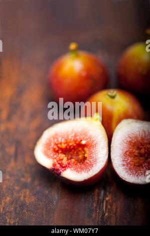 Fichi freschi oltre il legno vecchio Foto Stock