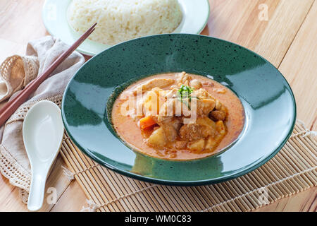 Il cibo thai piccante di latte di cocco massaman curry zuppa di pollo e le patate Foto Stock