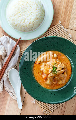 Il cibo thai piccante di latte di cocco massaman curry zuppa di pollo e le patate Foto Stock