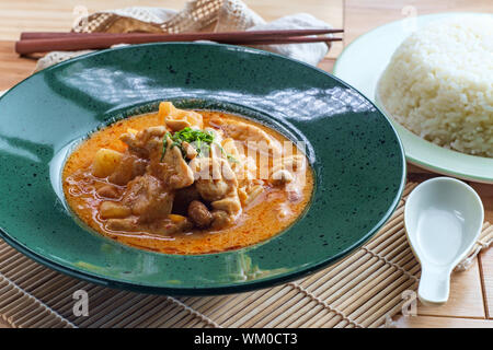 Il cibo thai piccante di latte di cocco massaman curry zuppa di pollo e le patate Foto Stock