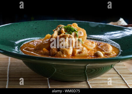 Il cibo thai piccante di latte di cocco massaman curry zuppa di pollo e le patate Foto Stock