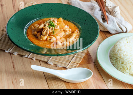 Il cibo thai piccante di latte di cocco massaman curry zuppa di pollo e le patate Foto Stock