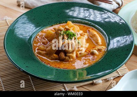 Il cibo thai piccante di latte di cocco massaman curry zuppa di pollo e le patate Foto Stock