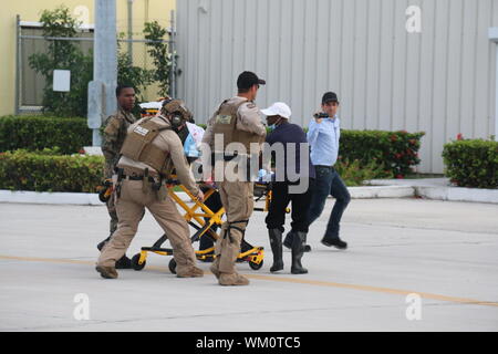 Marsh Harbour, Abaco, Bahamas. 03 Settembre, 2019. U.S delle dogane e della protezione delle frontiere aria e operazioni Marine ufficiali assistere i team di medici in evacuazione medica di feriti sopravvissuti dopo il passaggio dell uragano Dorian Settembre 3, 2019 in Marsh Harbour, Abaco, Bahamas. Dorian ha colpito la piccola isola nazione come una categoria 5 tempesta con venti di 185 km/h. Credito: Keith Smith CBP/foto/Alamy Live News Foto Stock