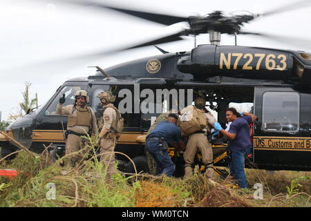 Marsh Harbour, Abaco, Bahamas. 03 Settembre, 2019. Un U.S delle dogane e della protezione delle frontiere aria e operazioni Marine Black Hawk caricare feriti sopravvissuti durante le operazioni di soccorso dopo il passaggio dell uragano Dorian Settembre 3, 2019 in Marsh Harbour, Abaco, Bahamas. Dorian ha colpito la piccola isola nazione come una categoria 5 tempesta con venti di 185 km/h. Credito: Keith Smith CBP/foto/Alamy Live News Foto Stock