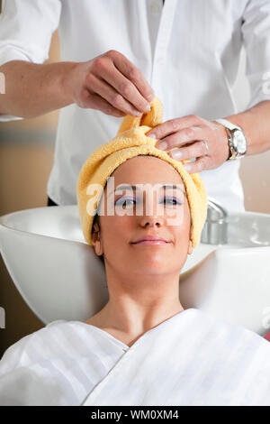 Ritratto di giovane donna nel salone di parrucchiere Foto Stock