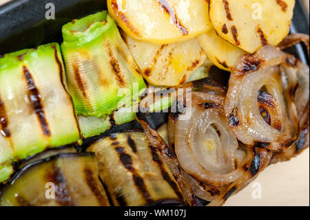 Grigliata di verdure assortite conditi con olio extra vergine di oliva Foto Stock