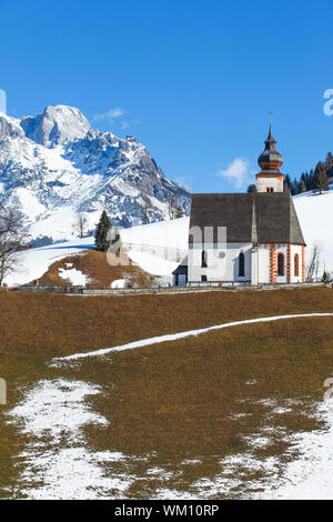 Beautiful winter view of church in Austria. Vertical view Foto Stock