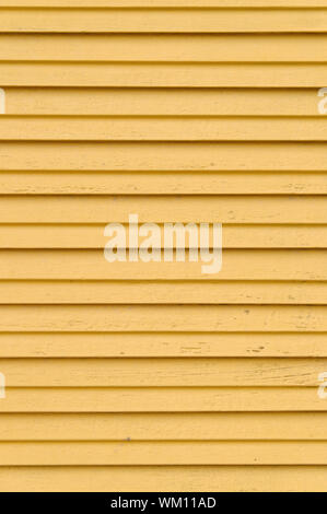 Primo piano particolare di legno persiane di colore giallo - colpo verticale Foto Stock