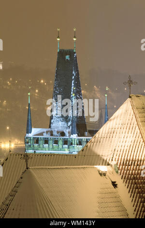 Praga - vista invernale di lesser con neve Foto Stock