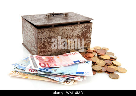 Vecchio,rusty denaro box con Euro isolato su bianco Foto Stock