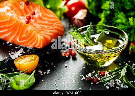 Deliziosa porzione Di di filetto di salmone fresco con erbe aromatiche, Foto Stock