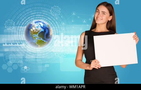 Bella imprenditrice nel vestire azienda titolare della carta. Terra con figure e grafici in background. Gli elementi di questa immagine fornita dalla NASA Foto Stock