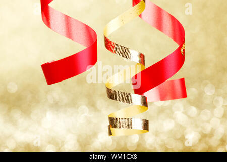 Decorativo colorato nastri di curling su sfondo glitter Foto Stock