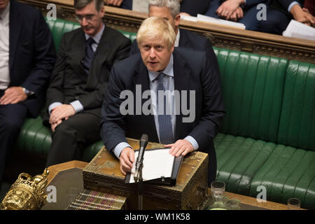 Londra, Regno Unito. 04 Sep, 2019. Primo Ministro britannico Boris Johnson (C) parla nella Camera dei Comuni di Londra, Gran Bretagna, sul Sett. 4, 2019. British i legislatori di mercoledì ha respinto una mozione presentata dal Primo Ministro Boris Johnson chiamando per un elezione generale su Ott. 15, che trattano un altro colpo al primo ministro che ha promesso di prendere il suo paese al di fuori dell'Unione europea on ott. 31 con o senza una trattativa. (Jessica Taylor/UK/Parlamento Handout via Xinhua) HOC CREDITO OBBLIGATORIO: Parlamento britannico/Jessica Taylor Credit: Xinhua/Alamy Live News Foto Stock