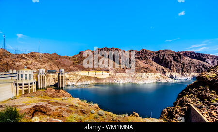 Basso livello dell'acqua nel Lago Mead presso le torri di aspirazione che la fornitura di acqua dal Lago Mead per la pianta di potere turbine della Diga di Hoover a NV e AZ Foto Stock