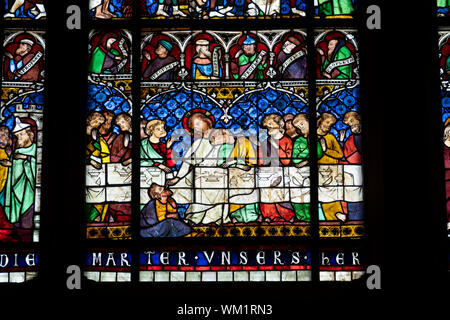 Finestra di vetro colorato dell'Ultima Cena, la cattedrale di Strasburgo, Francia Foto Stock