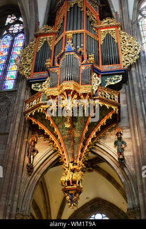 Caso di organo nella navata centrale, la cattedrale di Strasburgo, Francia Foto Stock