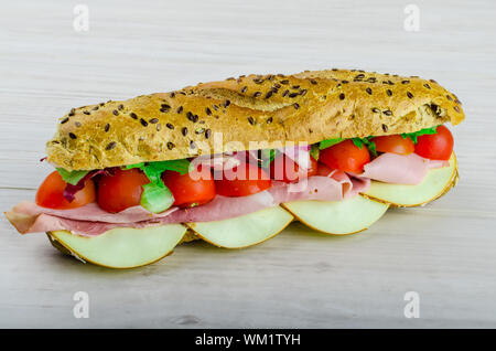 Baguette rustiche farcite con il famoso prosciutto di Praga, pomodoro e formaggio svizzero Foto Stock