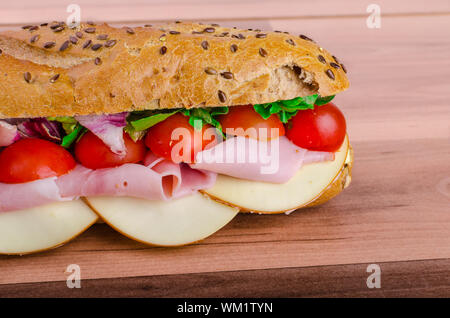 Baguette rustiche farcite con il famoso prosciutto di Praga, pomodoro e formaggio svizzero Foto Stock