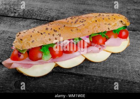 Baguette rustiche farcite con il famoso prosciutto di Praga, pomodoro e formaggio svizzero Foto Stock