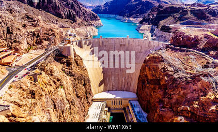 Vista frontale della Diga di Hoover, un calcestruzzo arch dam nel Black Canyon del Fiume Colorado, sul confine tra il Nevada e Arizona negli Stati Uniti Foto Stock