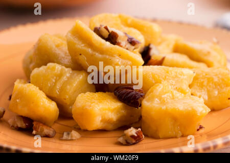 In casa gnocchi di zucca con noci pecan Foto Stock